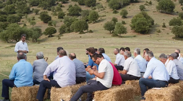 Γιατί ο Μητσοτάκης ανεβαίνει τώρα στα… προεκλογικά καφάσια