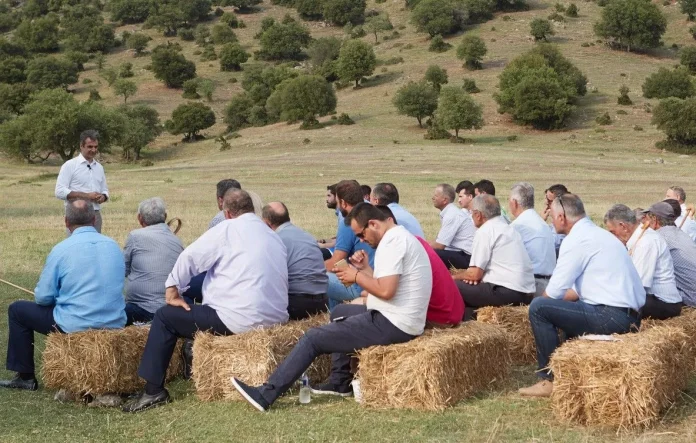 Γιατί ο Μητσοτάκης ανεβαίνει τώρα στα… προεκλογικά καφάσια