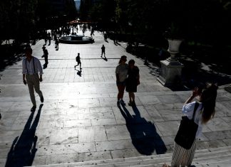 Έρευνα: Οικονομική ασφυξία, στεγαστικό και αναξιοκρατία «πνίγουν» τους νέους στην Ελλάδα