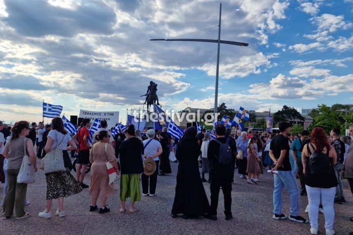 Θεσσαλονίκη: Σε εξέλιξη συγκέντρωση από χριστιανικά σωματεία κατά του Pride – Δείτε εικόνες και βίντεο