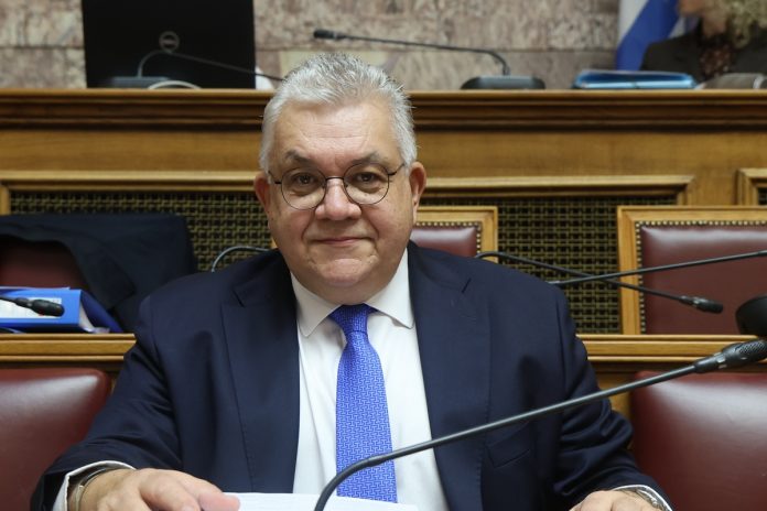 Θεσσαλονίκη: Παρέμβαση κουκουλοφόρων στο σπίτι του Νίκου Παπαϊωάννου – Πέταξαν τρικάκια και φώναξαν συνθήματα – Δείτε φωτο