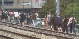 Χάος στο Παρίσι: Επιβάτες εγκλωβίστηκαν σε τρένα και περπάτησαν στις ράγες – Δείτε βίντεο