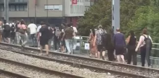 Χάος στο Παρίσι: Επιβάτες εγκλωβίστηκαν σε τρένα και περπάτησαν στις ράγες – Δείτε βίντεο