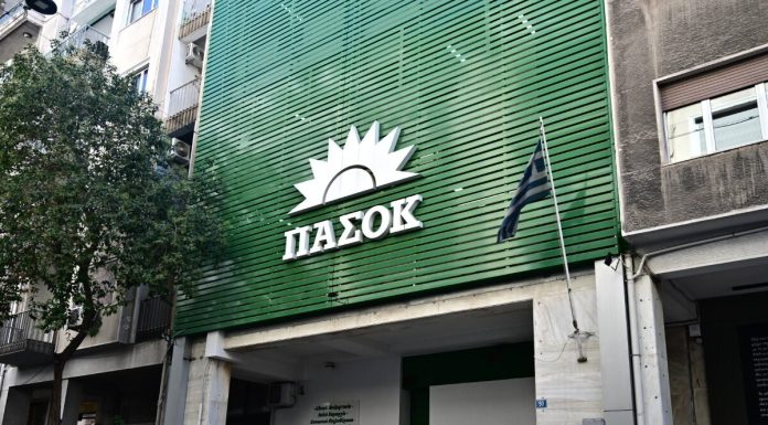 «Ο λαός δεν ξεχνά τι σημαίνει δεξιά». Το ΠΑΣΟΚ;