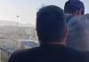 Πειραιάς: Αστυνομικοί σώζουν άνδρα που ετοιμαζόταν να πηδήξει από τον 6ο όροφο – Συγκλονιστικό βίντεο