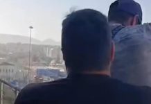 Πειραιάς: Αστυνομικοί σώζουν άνδρα που ετοιμαζόταν να πηδήξει από τον 6ο όροφο – Συγκλονιστικό βίντεο