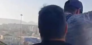 Πειραιάς: Αστυνομικοί σώζουν άνδρα που ετοιμαζόταν να πηδήξει από τον 6ο όροφο – Συγκλονιστικό βίντεο