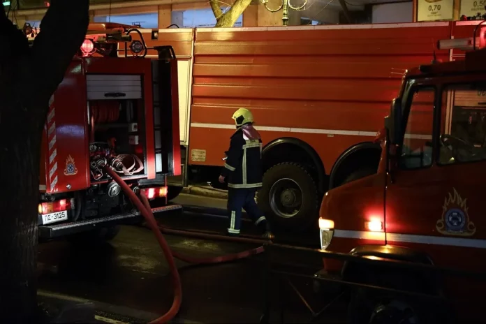 Φωτιά σε διαμέρισμα στην Χαλκίδα: Τρία άτομα μεταφέρθηκαν στο νοσοκομείο με αναπνευστικά προβλήματα – (VIDEO)