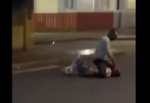 Μπέλφαστ: Σομαλός έχει ξαπλώσει 40χρονο στον δρόμο και τον χτυπά με μαχαίρι στον λαιμό – Βίντεο με σκληρές εικόνες