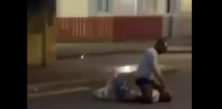 Μπέλφαστ: Σομαλός έχει ξαπλώσει 40χρονο στον δρόμο και τον χτυπά με μαχαίρι στον λαιμό – Βίντεο με σκληρές εικόνες