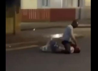 Μπέλφαστ: Σομαλός έχει ξαπλώσει 40χρονο στον δρόμο και τον χτυπά με μαχαίρι στον λαιμό – Βίντεο με σκληρές εικόνες