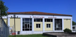 «Δεν έπρεπε να αφήσουν τα παιδιά μας να μπουν στα τρένα», φώναξε μητέρα θύματος στη δίκη για τα Τέμπη