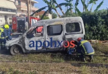 Αχαΐα: Βανάκι τυλίχθηκε στις φλόγες και κατέληξε «ακυβέρνητο» στις γραμμές του τρένου