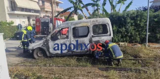 Αχαΐα: Βανάκι τυλίχθηκε στις φλόγες και κατέληξε «ακυβέρνητο» στις γραμμές του τρένου