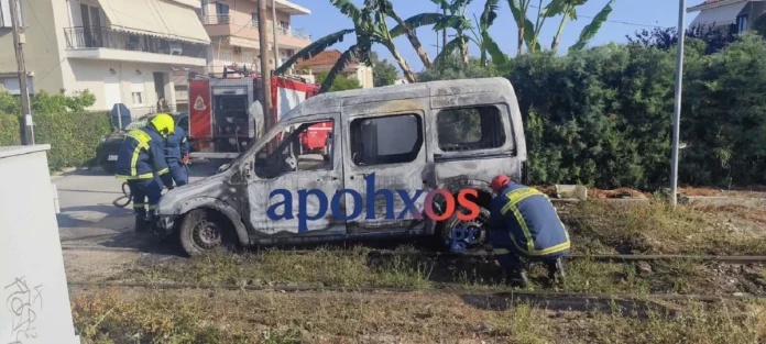 Αχαΐα: Βανάκι τυλίχθηκε στις φλόγες και κατέληξε «ακυβέρνητο» στις γραμμές του τρένου