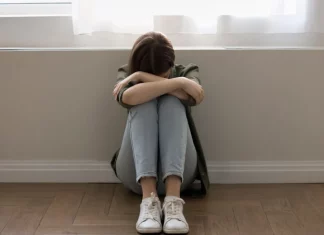 Ανατριχιάζει η μαρτυρία γυναίκας που ξύπνησε και βρήκε έναν άγνωστο να τη βιάζει μπροστά στον σύζυγό της, «μπορεί να ήταν εκατοντάδες» λέει η ίδια