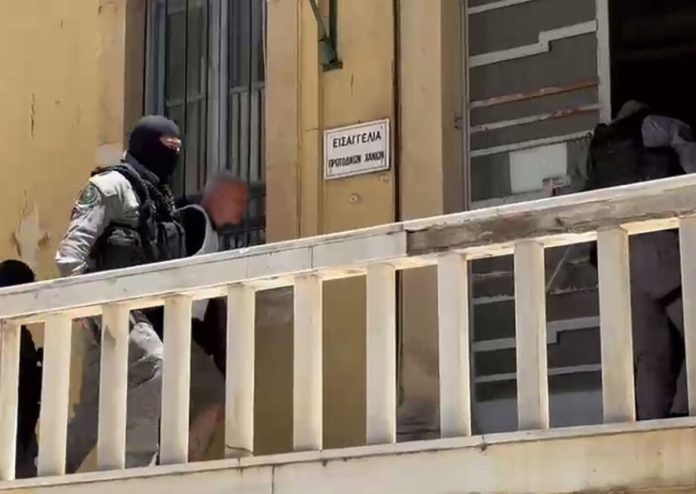 Χανιά: Στην Σταυρούλα Λεβεντάκη ανήκουν οι κηλίδες αίματος στην τηλεόραση και το πάτωμα του σπιτιού του 43χρονου ενοικιαστή