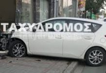 Αυτοκίνητο ανέβηκε σε πεζοδρόμιο και καρφώθηκε σε τζαμαρία στον Βόλο