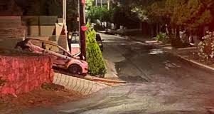 Αυτοκίνητο τυλίχθηκε στις φλόγες και προσέκρουσε σε κολόνα της ΔΕΗ στη Βούλα Αυτοκίνητο τυλίχθηκε στις φλόγες και προσέκρουσε σε κολόνα της ΔΕΗ στη Βούλα