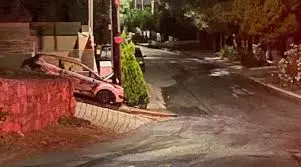 Αυτοκίνητο τυλίχθηκε στις φλόγες και προσέκρουσε σε κολόνα της ΔΕΗ στη Βούλα