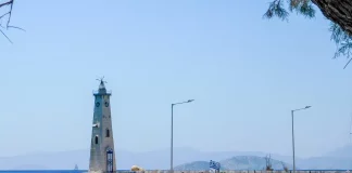Άγριο περιστατικό στη Σαλαμίνα: Τέσσερις Τούρκοι ξυλοκόπησαν Ελληνίδα στο λιμάνι! Μπήκε σε καφετέρια για να σωθεί, ελεύθεροι οι δράστες