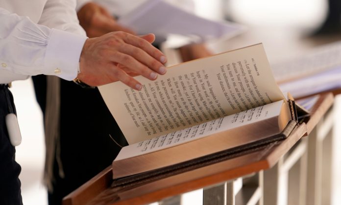 Παράξενη ληστεία στο Παρίσι – Έκλεψαν 12 πάπυρους της Τορά