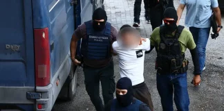 Εμπρηστική επίθεση στη Θεσσαλονίκη: Δεν συνεργάζεται με τα στελέχη της Αντιτρομοκρατικής ο 25χρονος και «έβαλε στο τραπέζι» το δικαίωμα της σιωπής. Θα απολογηθεί τη Δευτέρα για πέντε κακουργήματα!