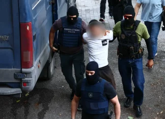Εμπρηστική επίθεση στη Θεσσαλονίκη: Δεν συνεργάζεται με τα στελέχη της Αντιτρομοκρατικής ο 25χρονος και «έβαλε στο τραπέζι» το δικαίωμα της σιωπής. Θα απολογηθεί τη Δευτέρα για πέντε κακουργήματα!