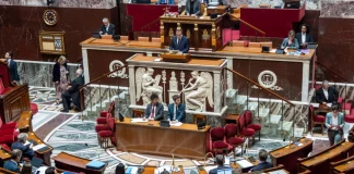 Την ισόβια κάθειρξη για τους κατά συρροή βιαστές ανηλίκων κάτω των 15 ετών ενέκρινε η γαλλική Εθνοσυνέλευση