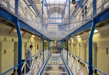 «Βόμβα» Εργατικών στην βρετανική κοινωνία: Αποφυλακίζουν πρόωρα 2.500 ισλαμιστές με κατηγορίες παιδοβιασμού