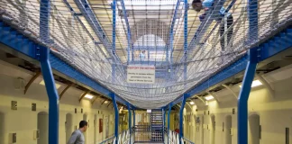 «Βόμβα» Εργατικών στην βρετανική κοινωνία: Αποφυλακίζουν πρόωρα 2.500 ισλαμιστές με κατηγορίες παιδοβιασμού