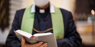 Φρίκη στην Πολωνία: Ιερέας κατακρεούργησε άστεγο με τσεκούρι και τον έκαψε ζωντανό