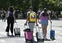 Τουρισμός: Οι αφίξεις δεν λένε πάντα την αλήθεια – Έως και 30% η μείωση της δαπάνης