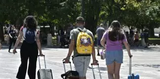 Τουρισμός: Οι αφίξεις δεν λένε πάντα την αλήθεια – Έως και 30% η μείωση της δαπάνης