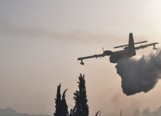 Ανεξέλεγκτη η φωτιά στην Οινόη: Επεκτάθηκε σε πευκόφυτη περιοχή – Πάνω από 150 πυροσβέστες με 12 εναέρια στη μάχη, 112 και κλειστοί δρόμοι