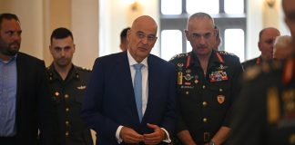 Η κυβέρνηση συνεχίζει να αγοράζει όπλα δισεκατομμυρίων χωρίς διαγωνισμούς και η αντιπολίτευση «μὴ μου τοὺς κύκλους τάραττε»