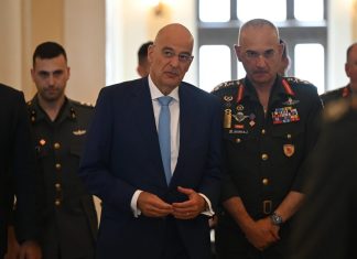 Η κυβέρνηση συνεχίζει να αγοράζει όπλα δισεκατομμυρίων χωρίς διαγωνισμούς και η αντιπολίτευση «μὴ μου τοὺς κύκλους τάραττε»