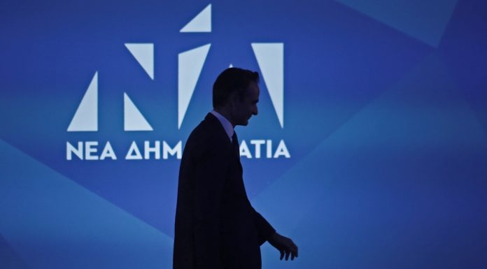 Ξεκίνησαν τα γαλάζια «συντροφικά μαχαιρώματα»