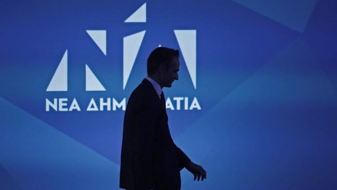 Ξεκίνησαν τα γαλάζια «συντροφικά μαχαιρώματα»