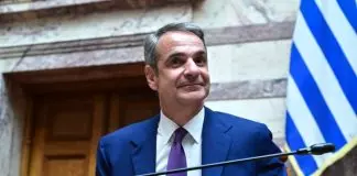 Μητσοτάκης: Αγώνας δρόμου – «Τρέχει» για διαρροές στα δεξιά, κόμμα Σαμαρά και απώλειες στο Κέντρο