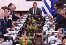 Μητσοτάκης στο Υπουργικό: Έχουμε μπροστά μας δύσκολες μέρες με τις φωτιές – Τιμούμε τους τρεις ήρωες πυροσβέστες