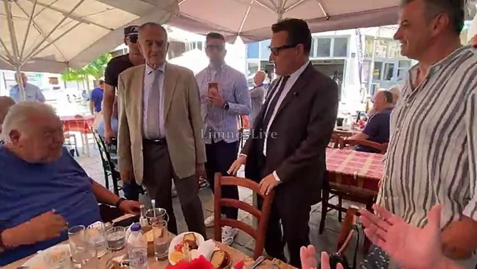 Έδιωξαν τον Άδωνι από καφενείο στη Λήμνο: «Άιντε δρόμο από εδώ, παράσιτα δεν θέλουμε!»