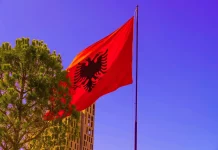 Άγρια επεισόδια στα Τίρανα με τραυματίες: Πέτρες, δακρυγόνα και συλλήψεις έξω από τη Βουλή – Δείτε βίντεο