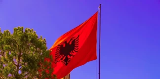 Άγρια επεισόδια στα Τίρανα με τραυματίες: Πέτρες, δακρυγόνα και συλλήψεις έξω από τη Βουλή – Δείτε βίντεο