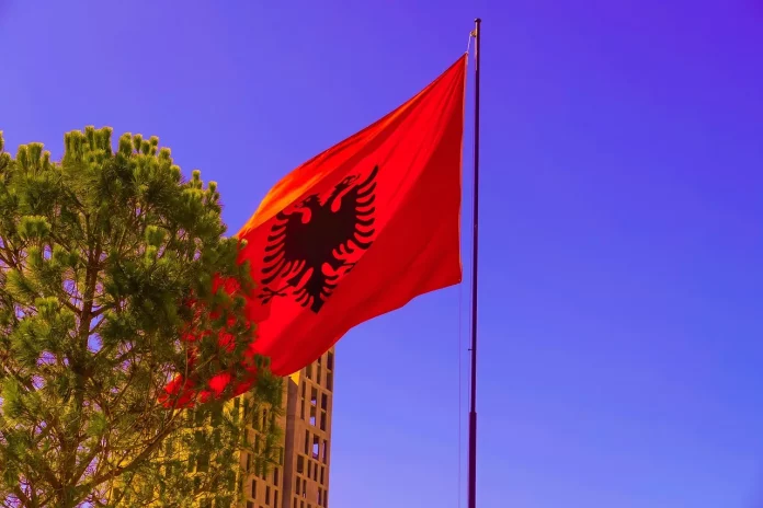 Άγρια επεισόδια στα Τίρανα με τραυματίες: Πέτρες, δακρυγόνα και συλλήψεις έξω από τη Βουλή – Δείτε βίντεο
