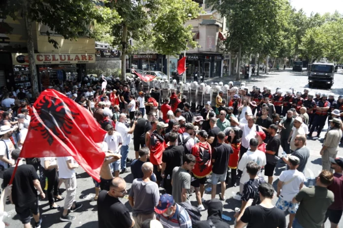 Τίρανα: Νέες διαδηλώσεις κατά της τουριστικής επένδυσης στην Σβέρνιτσα: Σοβαρά επεισόδια έξω από τη Βουλή (VIDEO)