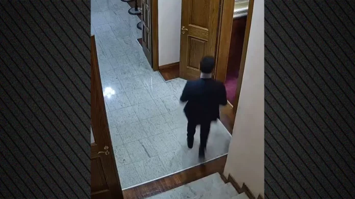 Δείτε βίντεο: Αλβανός βουλευτής αρπάζει απόρρητη συμφωνία με τις ΗΠΑ και τρέχει, μία υπάλληλος τον κυνηγά και πέφτει από τις σκάλες