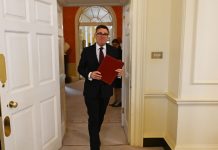 Άντι Μπέρναμ: Καταργεί τον ΦΠΑ στο ηλεκτρικό ρεύμα με το καλημέρα σας – Τα αλλάζει όλα στην λειτουργία του κράτους