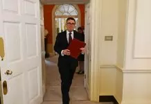 Άντι Μπέρναμ: Καταργεί τον ΦΠΑ στο ηλεκτρικό ρεύμα με το καλημέρα σας – Τα αλλάζει όλα στην λειτουργία του κράτους