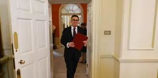 Άντι Μπέρναμ: Καταργεί τον ΦΠΑ στο ηλεκτρικό ρεύμα με το καλημέρα σας – Τα αλλάζει όλα στην λειτουργία του κράτους